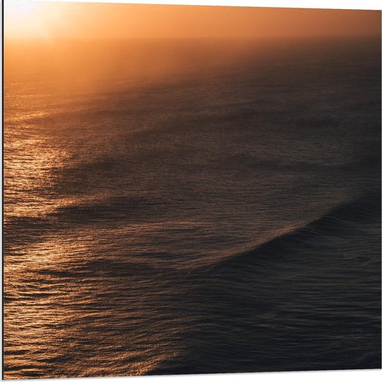 Dibond - Donkere Zee met Oranje Zon - 80x80cm Foto op Aluminium (Wanddecoratie van metaal)