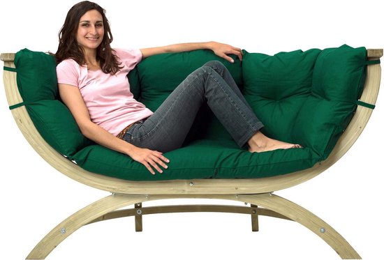 Vrouw met bruin haar op een groene bank met houten frame, geïsoleerd op witte achtergrond.