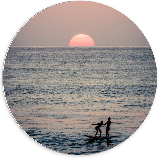 Forex Wandcirkel - Surfende Mensen op de Zee Tijdens een Mooie Zonsondergang - 70x70cm Foto op Wandcirkel (met ophangsysteem)