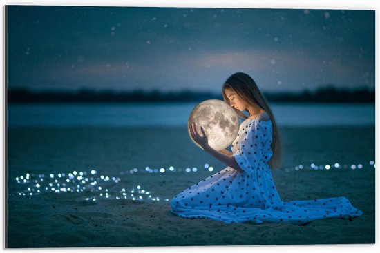 Dibond - Meisje met Maan op het Strand - 60x40cm Foto op Aluminium (Wanddecoratie van metaal)