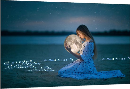 Dibond - Meisje met Maan op het Strand - 150x100cm Foto op Aluminium (Met Ophangsysteem)