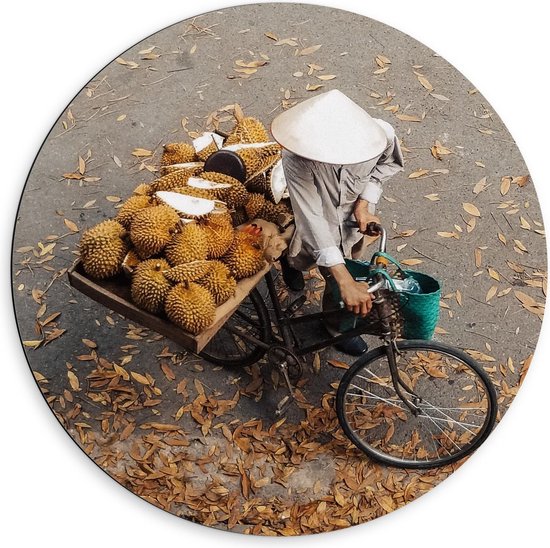 Dibond Wandcirkel - Iemand Met een Wit Hoedje Op een Fiets met een Bak Durio Achterop - 60x60cm Foto op Aluminium Wandcirkel (met ophangsysteem)