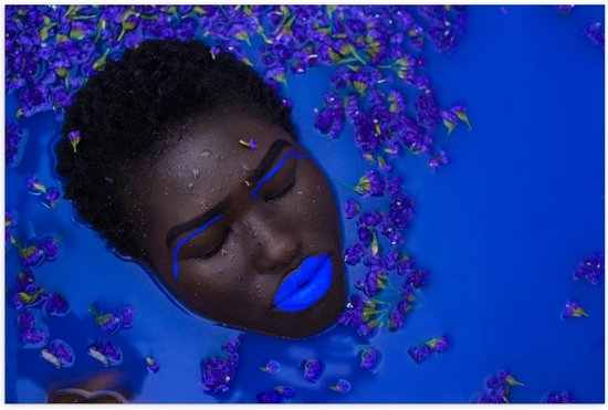 Poster – Vrouw met Blauwe Make-Up in Bad met bloemen - 60x40cm Foto op Posterpapier