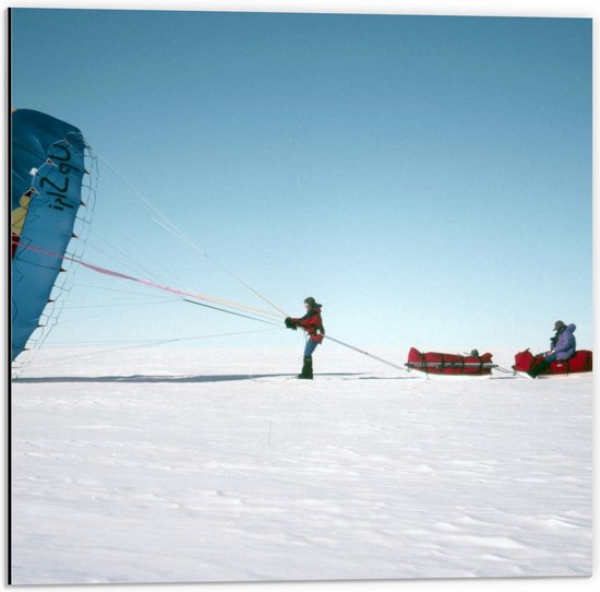Dibond - Slee met Parachute in de Sneeuw - 50x50cm Foto op Aluminium (Met Ophangsysteem)