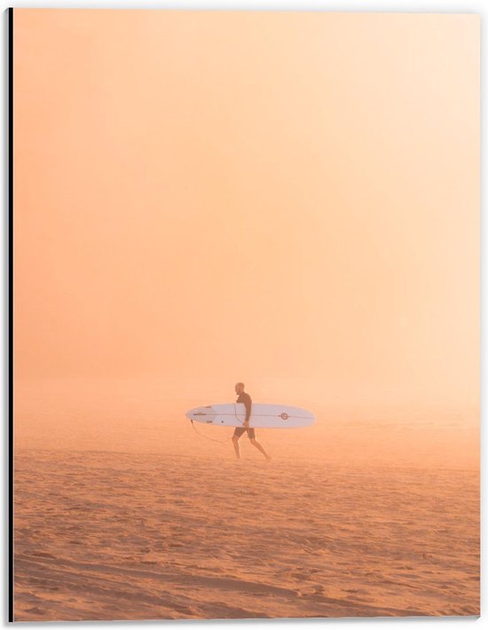 Dibond - Surfer Lopend op het Strand - 30x40cm Foto op Aluminium (Met Ophangsysteem)