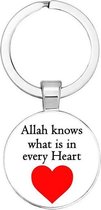 Akyol - Allah knows what is in every heart Sleutelhanger - Liefde - Islam - Leuk kado om te geven aan iemand die in de Islam gelooft - 2,5 x 2,5 CM