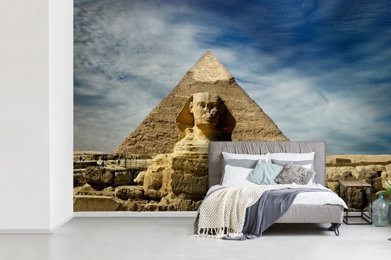 Papier peint photo en vinyle - Le Sphinx de Gizeh en Egypte avec des nuages blancs largeur 390 cm x hauteur 260 cm - Tirage photo sur papier peint (disponible en 7 tailles)