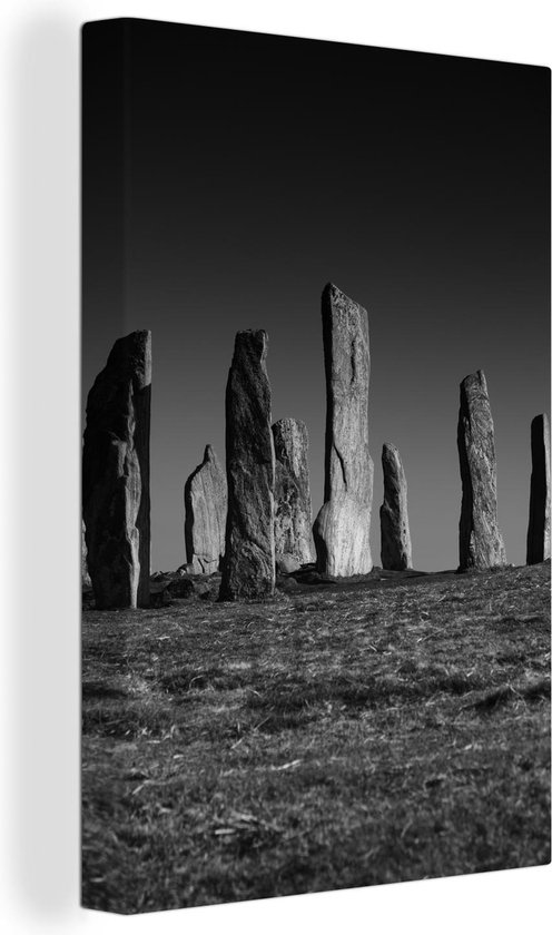 Canvas Schilderij Een zwart-wit foto van de eeuwenoude Calanais Standing Stones in Europa - 20x30 cm - Wanddecoratie