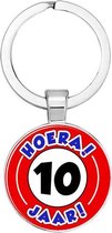 Akyol - Hoera 10 jaar Sleutelhanger - Verjaardag - Jarige job - Leuke kado voor iemand die bijna jarig is - 2,5 x 2,5 CM