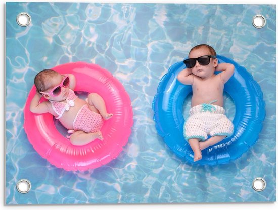 Tuinposter – Baby's in het Zwembad op Banden - 40x30cm Foto op Tuinposter  (wanddecoratie voor buiten en binnen)