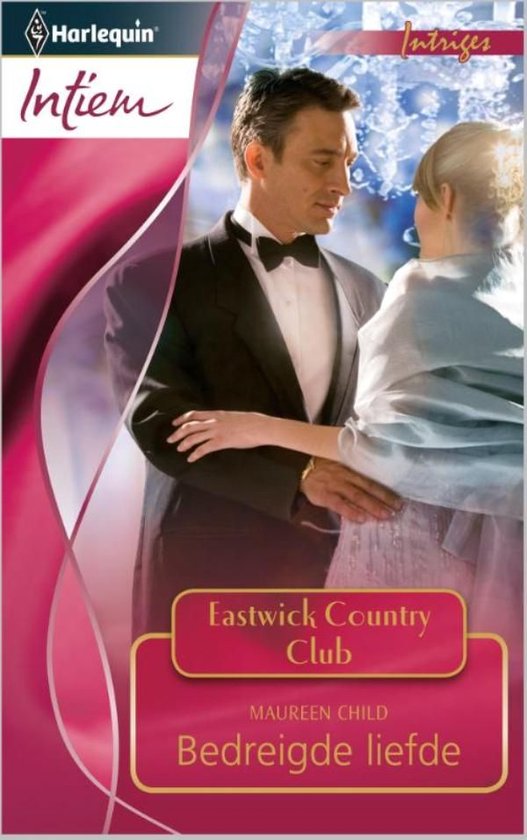 Man in smoking omhelst vrouw in sjaal, met 'Eastwick Country Club' en 'Bedreigde liefde' op de cover.