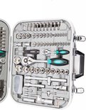 Gereedschapskoffer met sleutels, ratels, doppen en bits in een grijs interieur.
