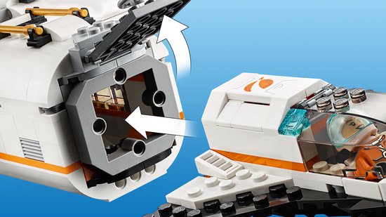 Deur van een LEGO ruimtestation module opent om een interieur te tonen met een astronaut.