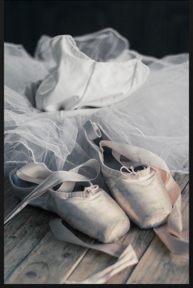 Schilderij - ballet spitzen - Collectie Moves - Forex met zwarte lijst - 98x148cm
