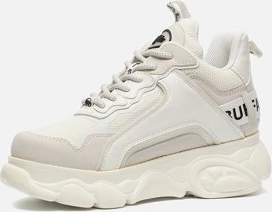 Off-white Buffalo sneakers met dikke zool en mesh details. Zijkant heeft 'BUFFALO' logo.