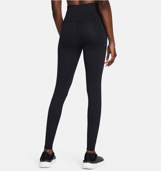 Achterkant van een zwarte legging met hoge taille die door een model wordt gedragen, met een zijzak.