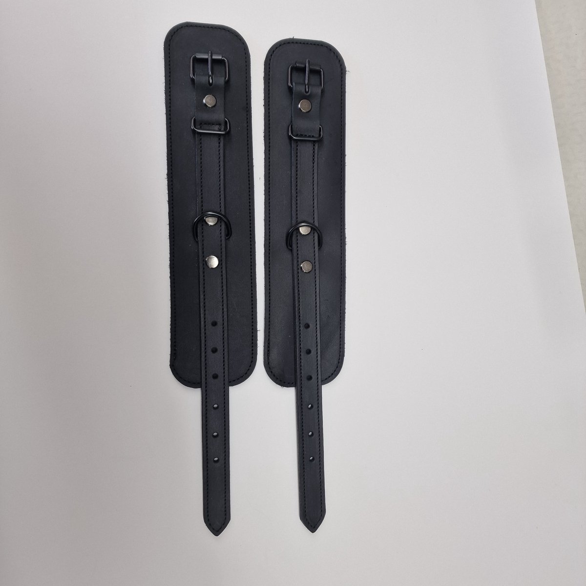 prestige-be zwarte lederen handboeien met zwarte hardware