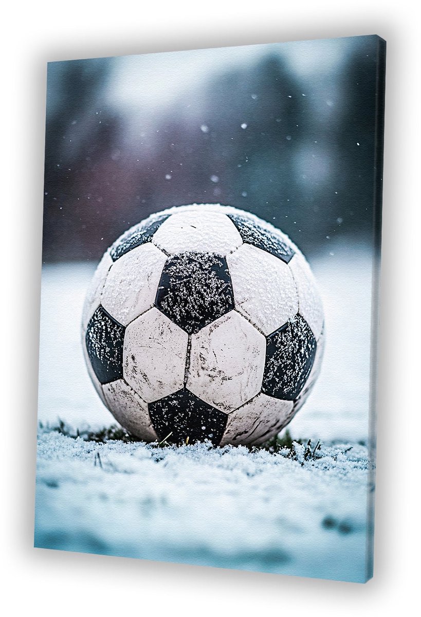 Voetbal in winterse sfeer - Voetbal schilderij op canvas - Schilderijen canvas bal - Hyperrealisme - Muurdecoratie kinderkamer - Slaapkamer wanddecoratie - canvas 60x90 cm