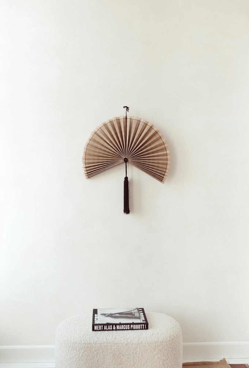 Bamboe waaier Bruin Medium | Bamboo wanddecoratie | Wanddecoratie waaier met kwastjes | Interieur eyecatcher
