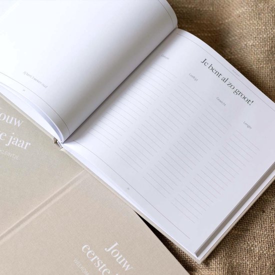 Open dagboek met pagina's 'Je bent al zo groot!' met invulvelden voor datum, leeftijd, gewicht en lengte.
