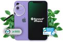 Paarse iPhone 12, voor- en achterkant, omringd door groene planten. Met certificaten.
