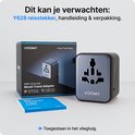 Verpakking van de Voomy reisstekker Y628, met de stekker zelf en een handleiding. De tekst vermeldt '28W Universal World Travel Adapter'.