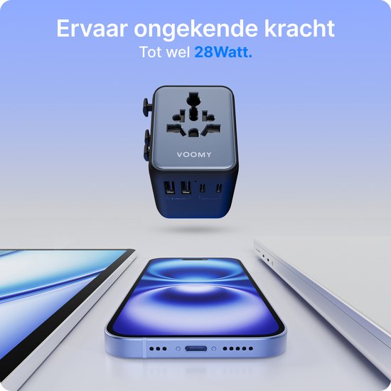 Grijze reisstekker met 5 USB-poorten, zwevend boven gestileerde afbeeldingen van een telefoon, tablet en laptop.