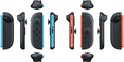 Verschillende aanzichten van de blauwe en rode Nintendo Switch Joy-Con controllers en hun accessoires.