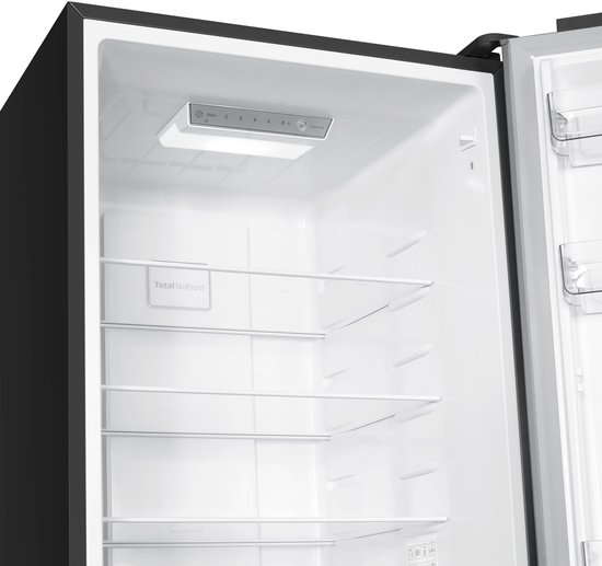 Interieur van een zwarte Inventum koelkast met verlichting en 'Total NoFrost' aanduiding.