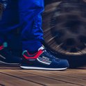 Basses baskets bleues avec accents rouges et bleu clair, logo Sparco Martini Racing sur le côté, sur un plancher en bois.