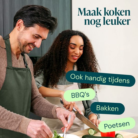 Homme et femme en tabliers de cuisine cuisinent ensemble. Le tablier vert est pratique pour les barbecues, la pâtisserie et le nettoyage.