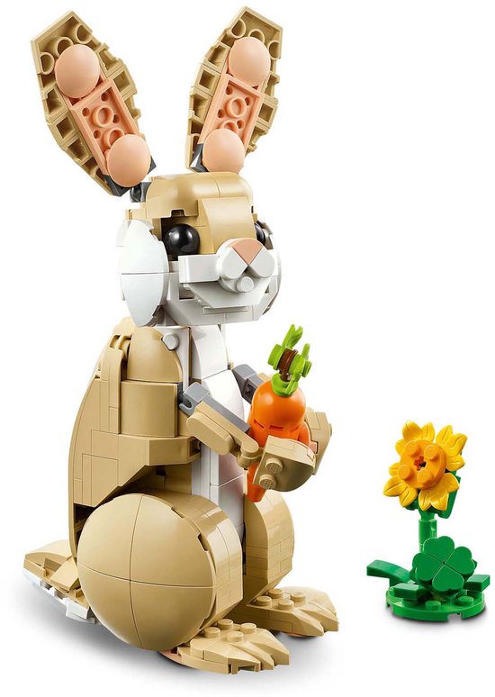 Lapin LEGO avec carotte et fleur, fond blanc.