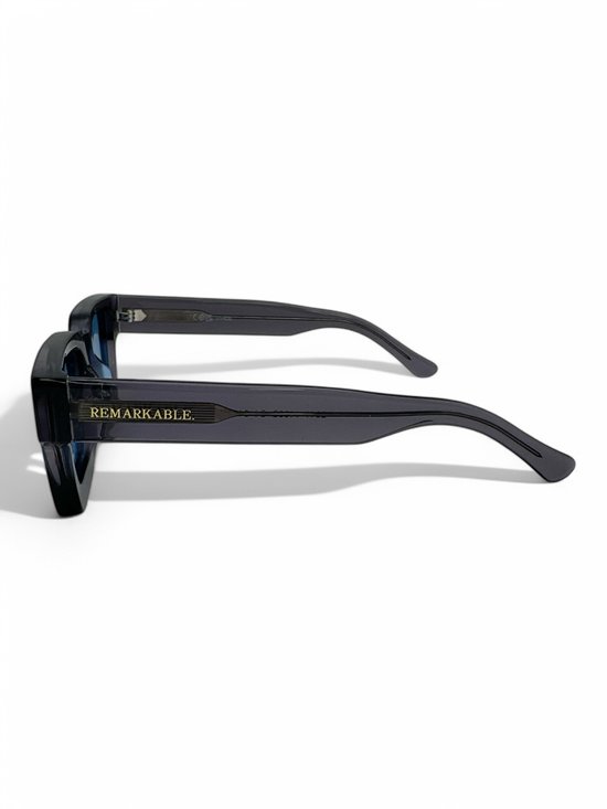 The Brand Remarkable - Zonnebril Unisex - Zonnebril Dames - Zonnebril Heren - Vierkante Zonnebril - Grijs / Blauw - UV400 - Luxe, Duurzame & Trendy Zonnebril - Designer Zonnebril - Mode Zonnebril 2025 - Inclusief Beschermhoes - Polariserend Look van The Brand Remarkable — afbeelding 3