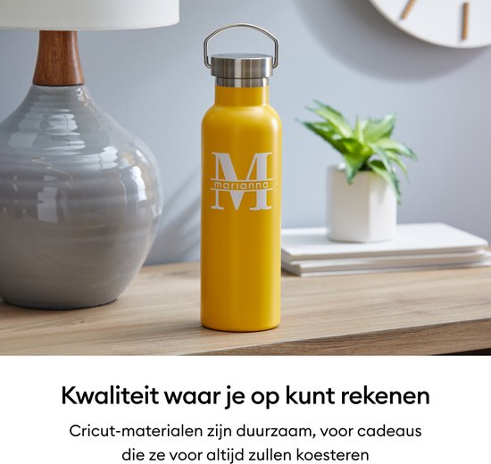 Gele drinkfles met de naam 'marianne' in gesplitst monogram.