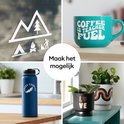 Collage van afbeeldingen met vinylstickers: op een raam, op een mok, op een fles en op plantenbakken.