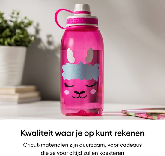 Felroze waterfles met een glitterlama-sticker erop, op een bureau.
