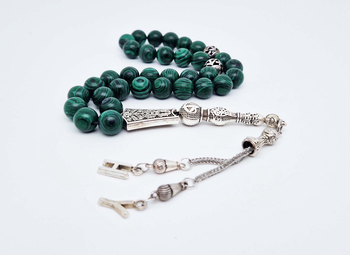 Handgemaakte Letters tesbih "tasbih" 33 Kralen Natuursteen “ Malachiet” - met metaal tassel - Met je Letters of de Letters van uw geliefde- 10 mm diameter van de korrel