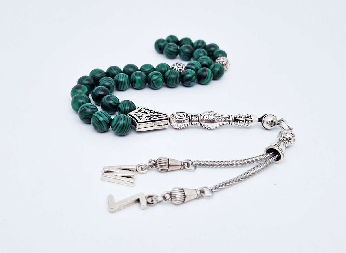 Handgemaakte Letters tesbih "tasbih" 33 Kralen Natuursteen “ Malachiet” - met metaal tassel - Met je Letters of de Letters van uw geliefde- 8 mm diameter van de korrel