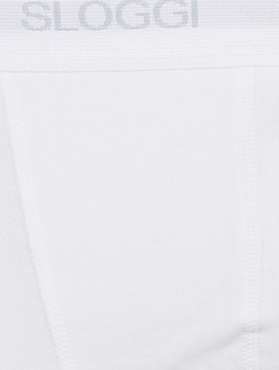 Detail van witte Sloggi boxer met grijze logoband en naden.