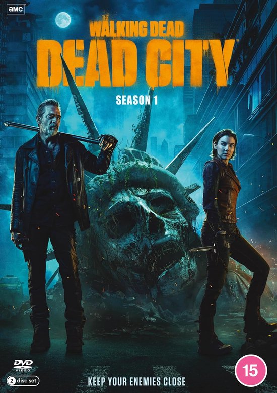 De cover van The Walking Dead: Dead City Seizoen 1 toont Maggie en Negan voor een gigantisch schedelmonument in een verwoeste stad.