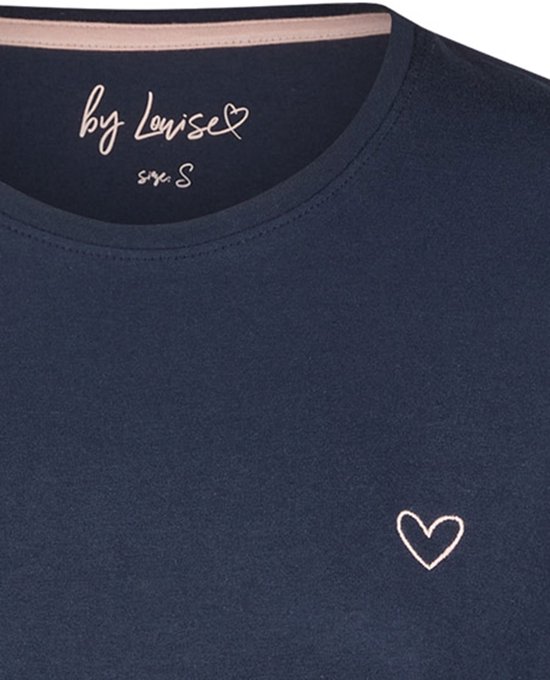 Detail van de kraag van een donkerblauwe longsleeve met een roze hartje, merknaam 'by Louise' en maat S.