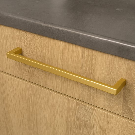 Gouden rechthoekige handgreep op houten keukenkastje, 224mm.