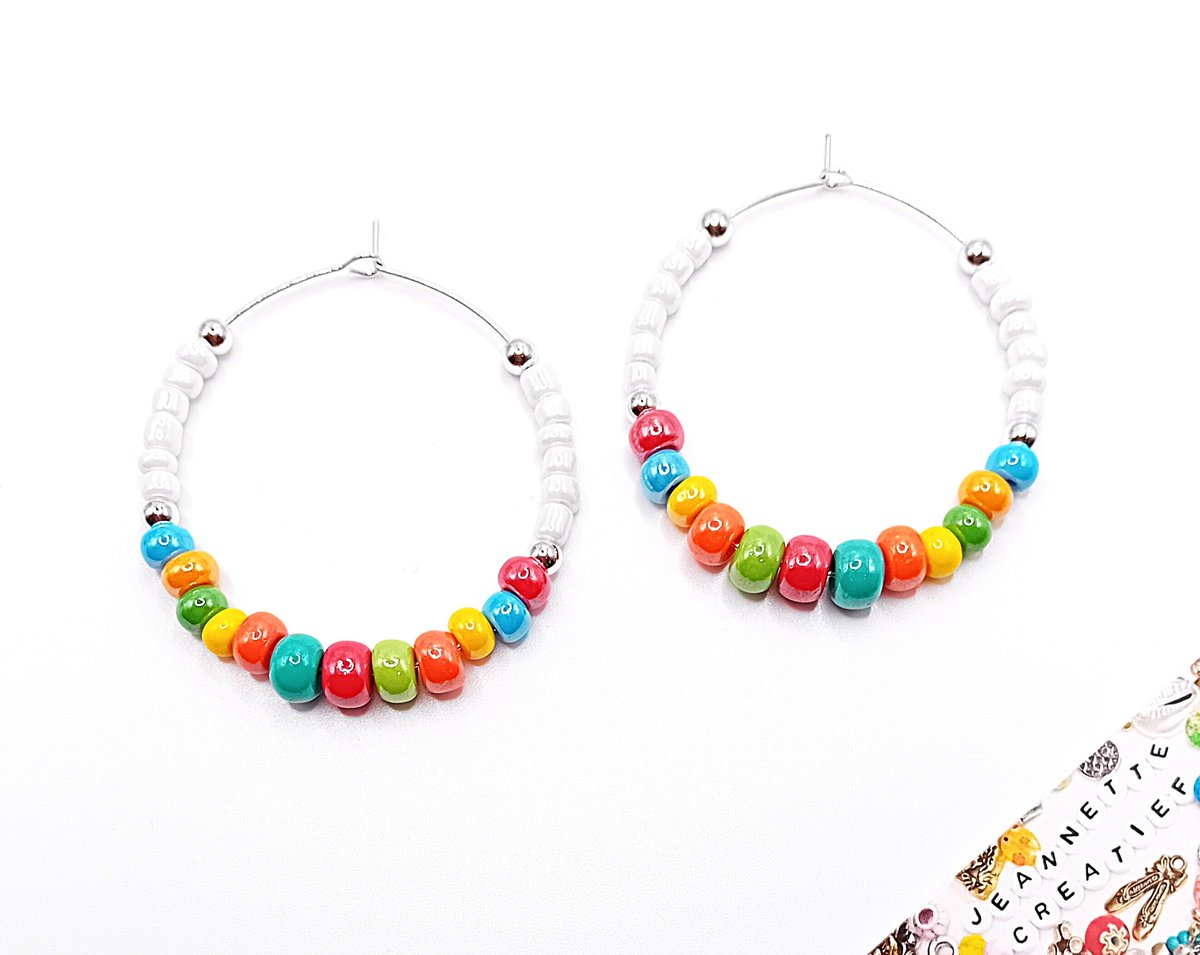 Jeannette-Creatief - Beach - Zomer Carnaval 04 - Hoops - Statement oorbellen - Oorringen - Oorbellen - Oorhangers - Kleurenmix - Colormix - Glaskralen - Witte Rocailles - Zilveren oorringen - Brasil - Rio - Boho - Ibiza - Carnaval - Carnavalskleding