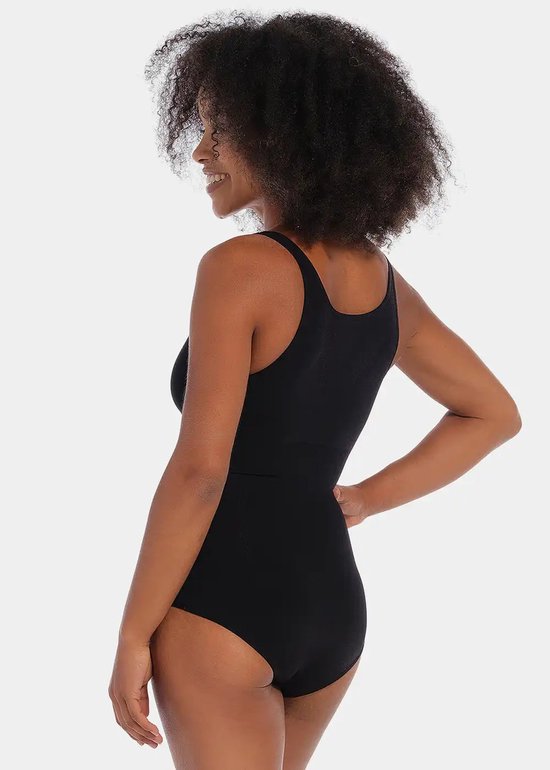 Model in zwart bodysuit, van achteren gezien, met de hand op de heup.