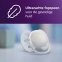 Witte Philips Avent fopspeen met vier ronde ventilatiegaten op het schild.
