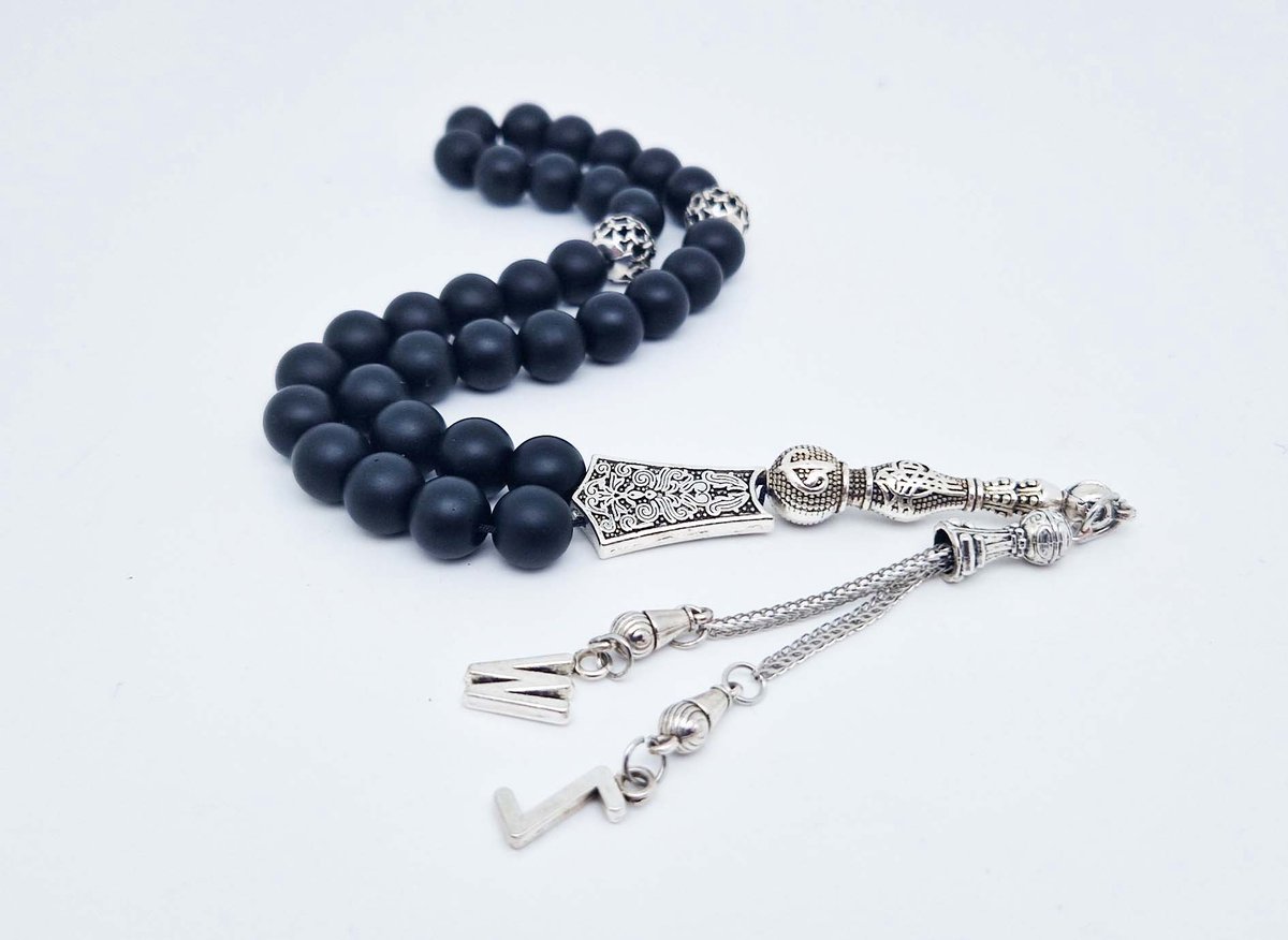 Handgemaakte Letters tesbih "tasbih" 33 Kralen Natuursteen “Mat zwart onyx” - met metaal tassel - Met je Letters of de Letters van uw geliefde- 10 mm diameter van de korrel