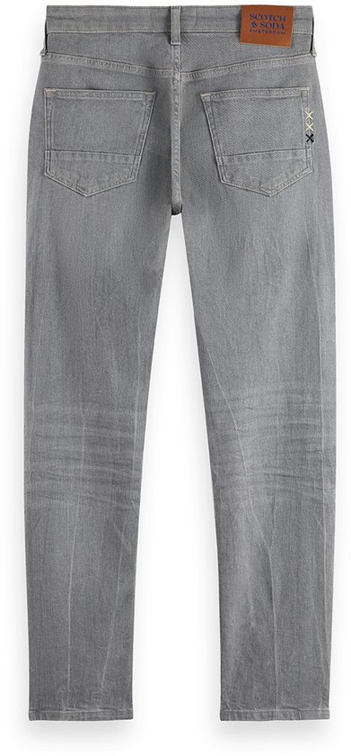 Achterkant van een grijze herenbroek met casual pasvorm. Met bruin label 'Scotch & Soda'.