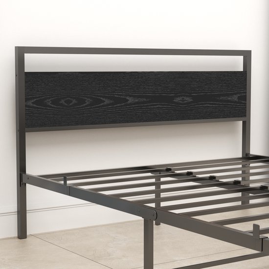 HAUSS SPOLE Lit moderne en métal 140 x 200 cm avec sommier à lattes - Lit double - Lit Classique - Convient comme lit d'appoint ou lit pour chambre d'adolescent (Zwart- Sans Matras)