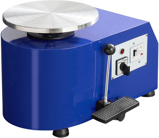 Blauwe pottenbakkersschijf met grote zilveren draaischijf en voetpedaal.