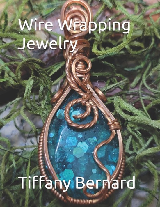Koperdraadwikkeling rond een druppelvormige hanger met turquoise glitter en gouden snippers.